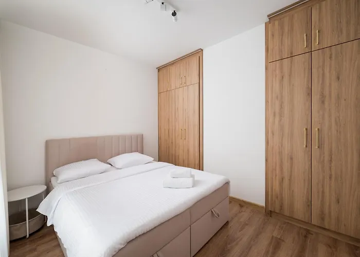 Apartment Wlochy Rownolegla Cosy By Bookinghost